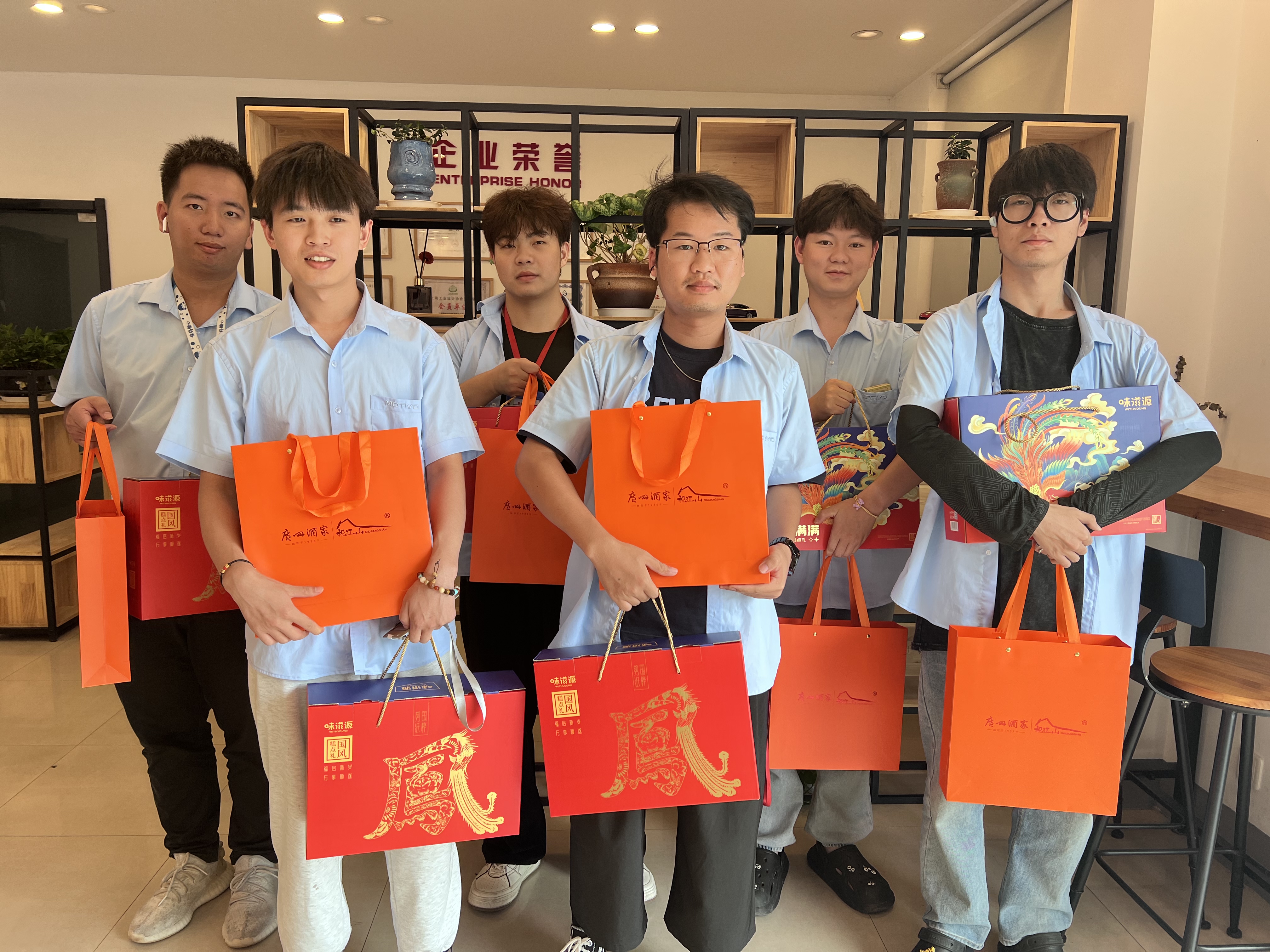 颢屹汽车向全体员工发放中秋福利啦！